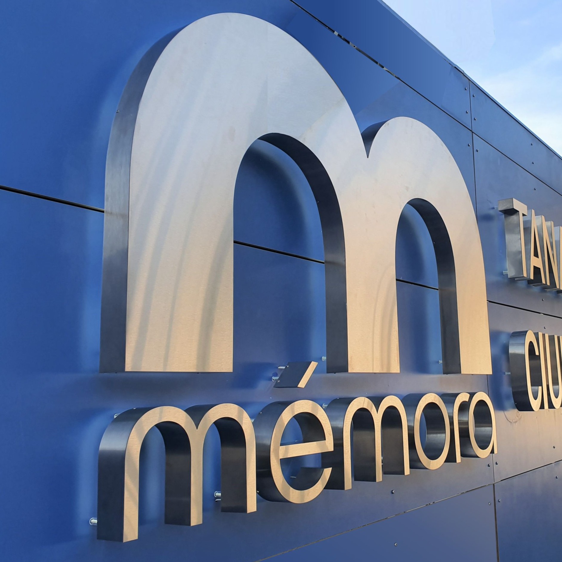 2Logo corporeo acero inox retroiluminado Memora Cullera