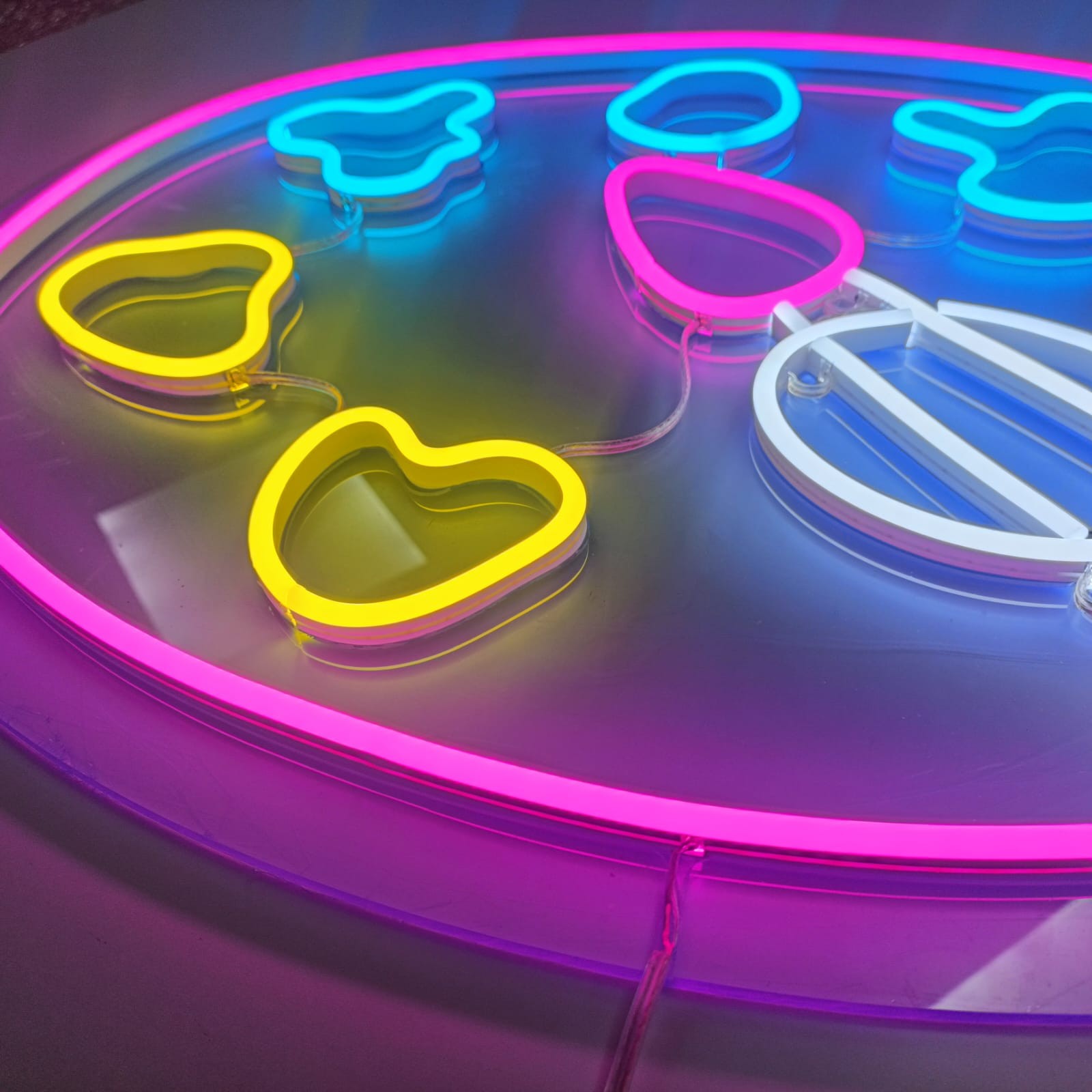 3 Neon Led Olga Esteban iluminado detalle