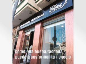Fachada comercial renovada con rótulo moderno que mejora la imagen de una tienda local.