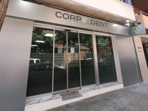 Rótulo luminoso y fachada comercial renovada para atraer clientes en Aldaia