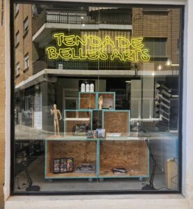 Diseño de interior comercial con vinilos decorativos y señalética personalizada en Aldaia con neón Led