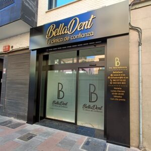 Vinilos para escaparates y revestimiento de fachada para negocios en Valencia